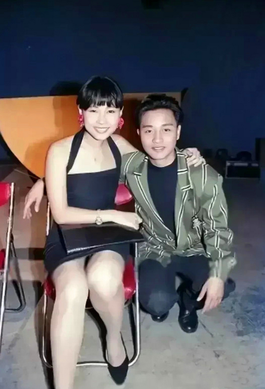 1990年代,张国荣和叶童的一张合照.