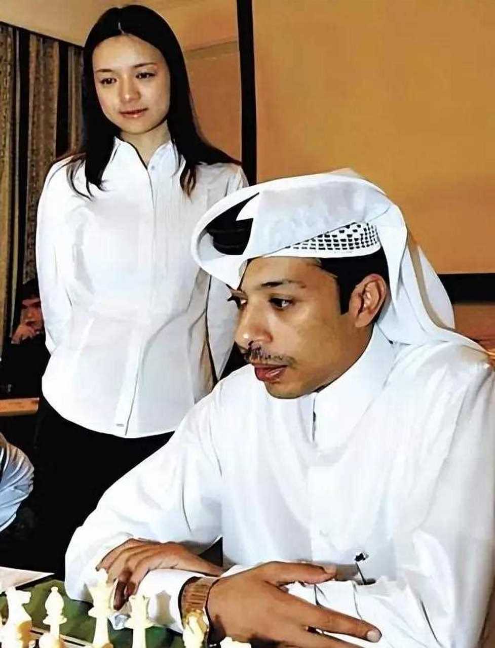 这个女孩子叫杨可,男朋友是足球解说员王涛,两口子全世界去拜访足球