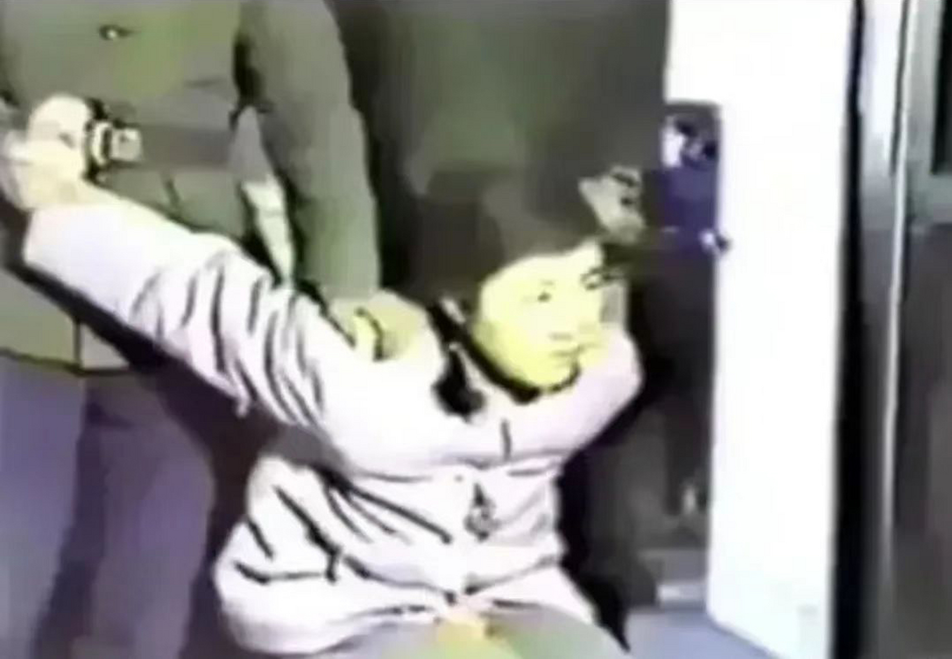 照片中的女子叫胡贤华,1983年因生活作风问题,被判处死刑,这是她临刑