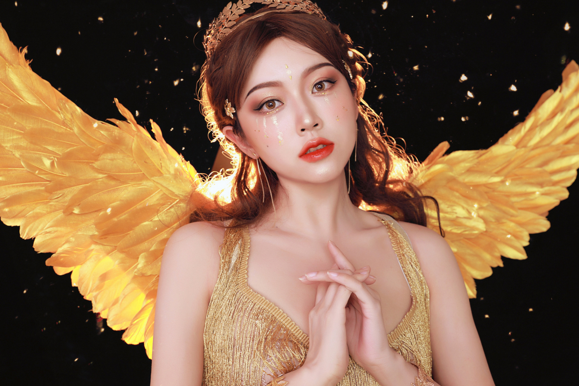 万圣节妆容cos和平精英金属狂野 今年的万圣节妆容万分"金碧辉煌"