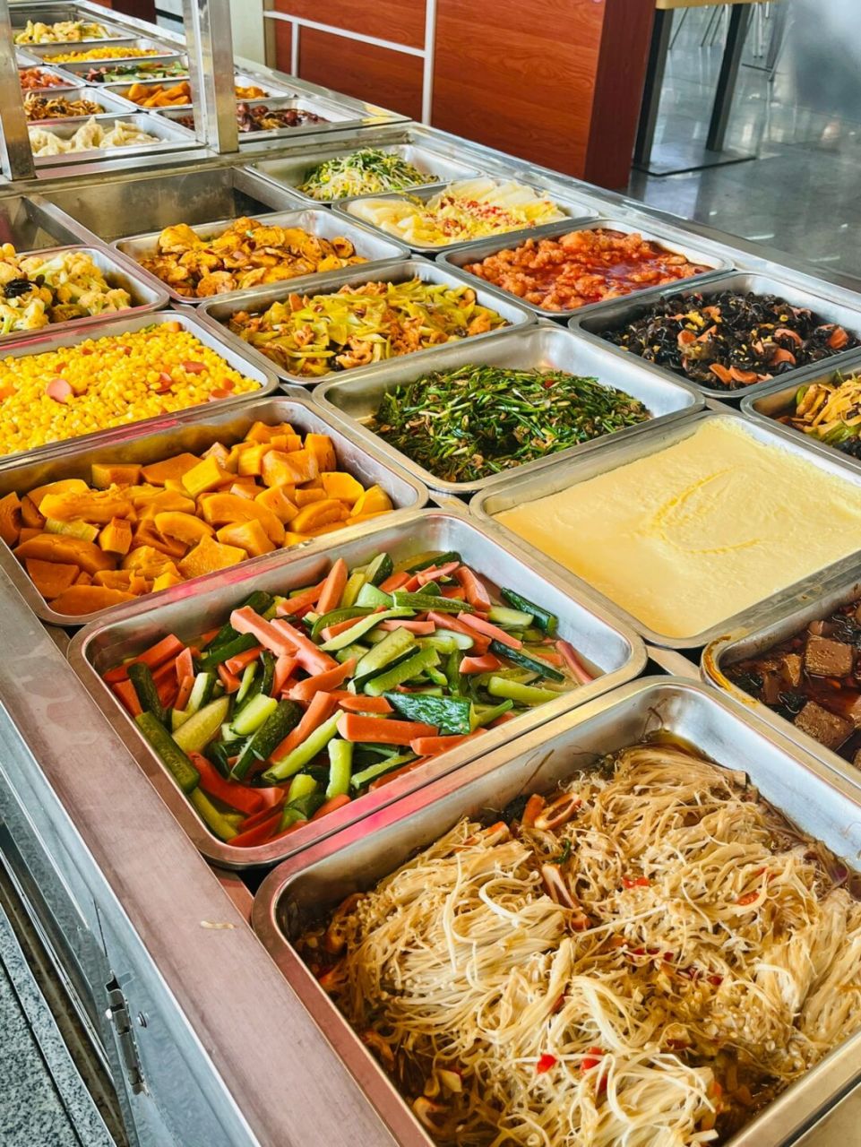 学校的自选菜  十一点左右去最合适,那个时候菜已经全部上齐,人也少.