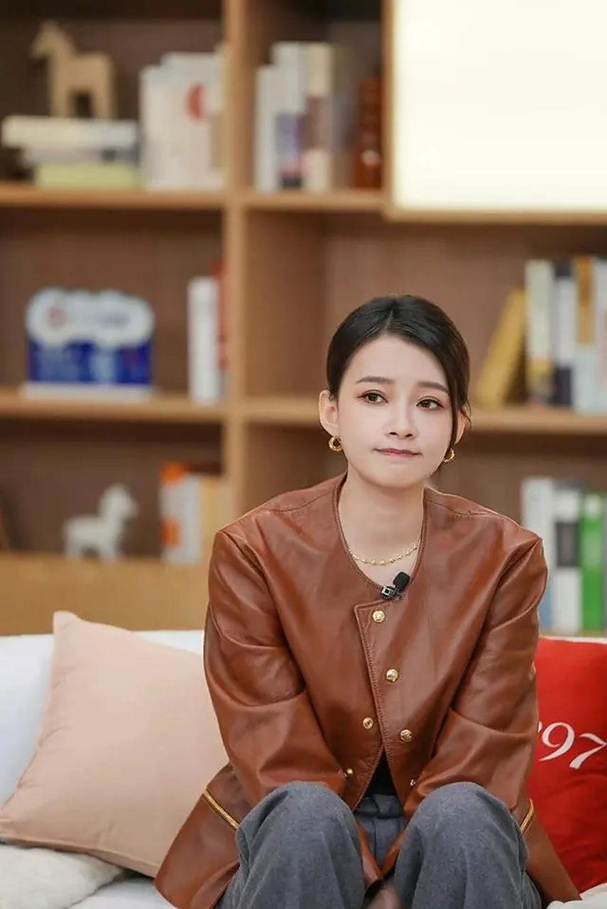 孙怡上节目不仅仅秀身材,棕色皮衣配长裤,扎低丸子头气质又温柔!