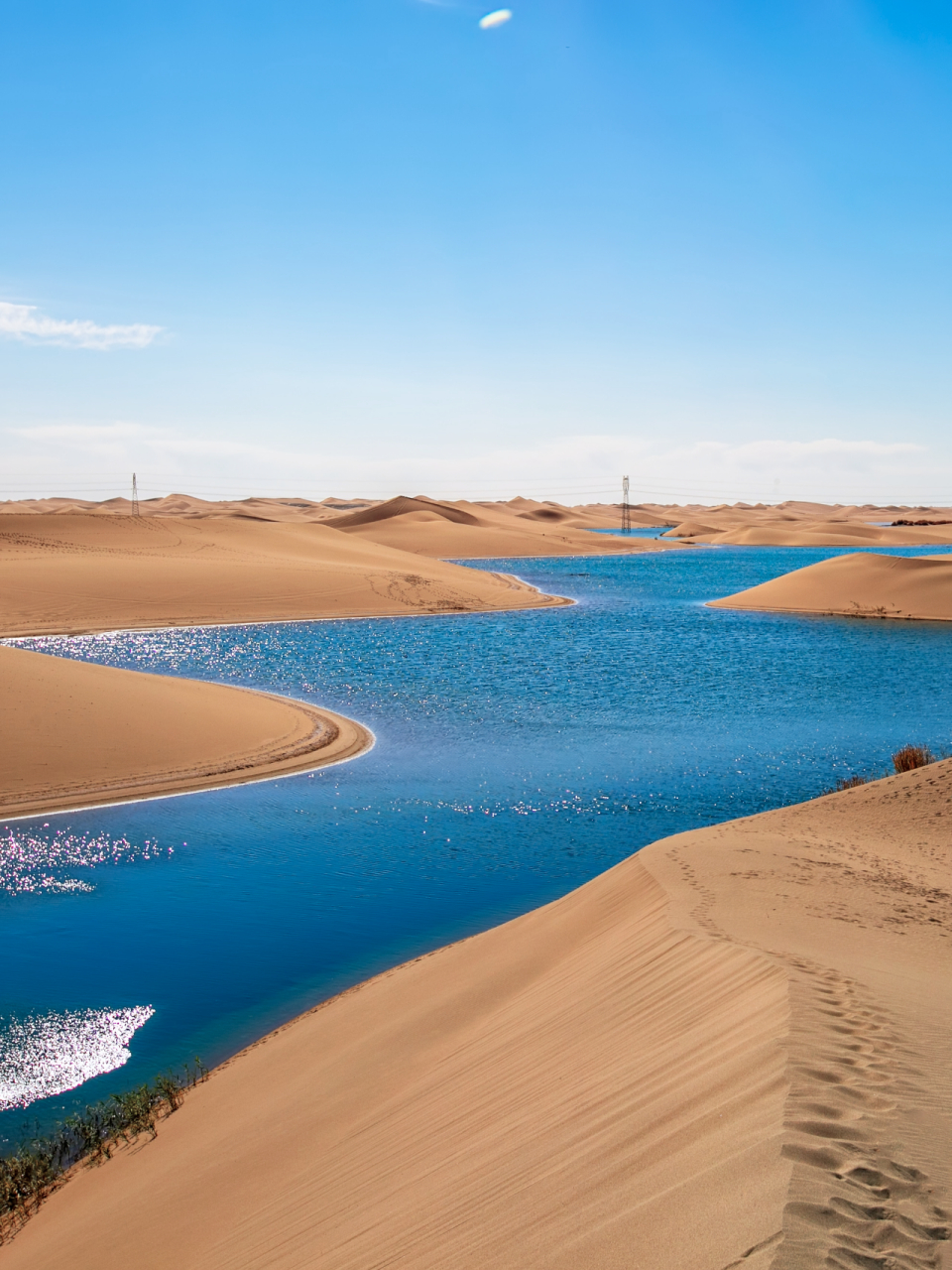 比月牙泉美,一半沙漠一半湖水,99%人错过  提起沙漠中的湖泊,可能大家