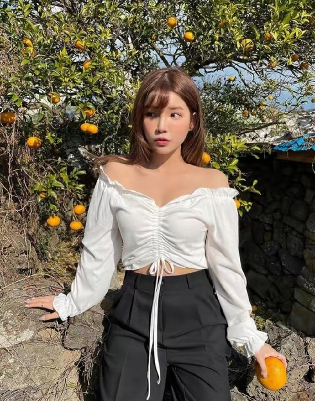 "挤奶衫"成女大学生新宠,紧身设计显丰满,家长表示:看不懂