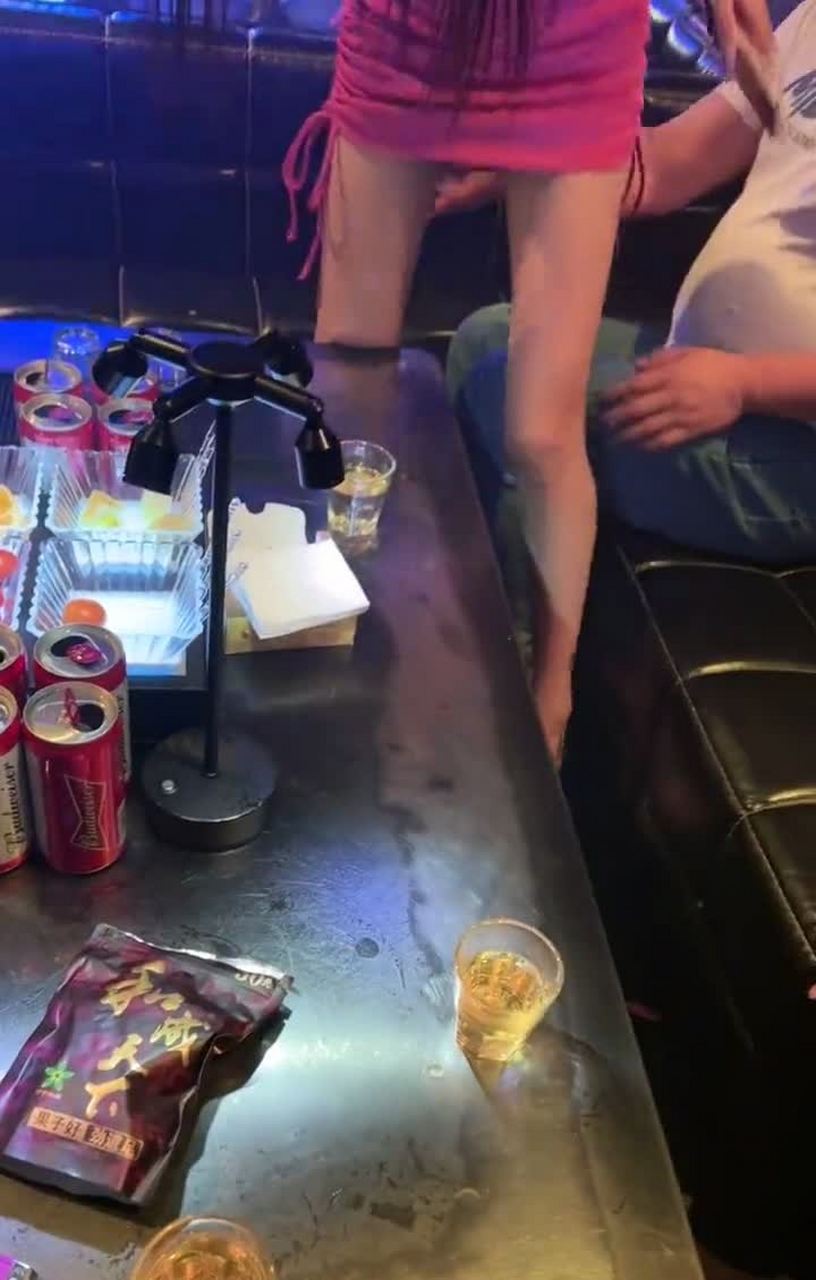 为什么漂亮女孩都喜欢去夜店工作?[大哈]