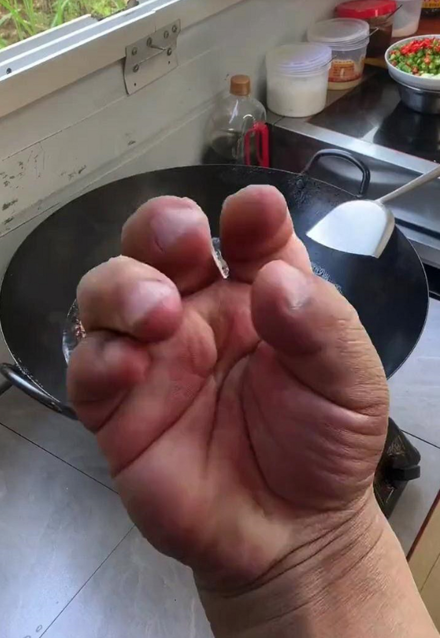 俗话说拿人手短,你这是拿了多少