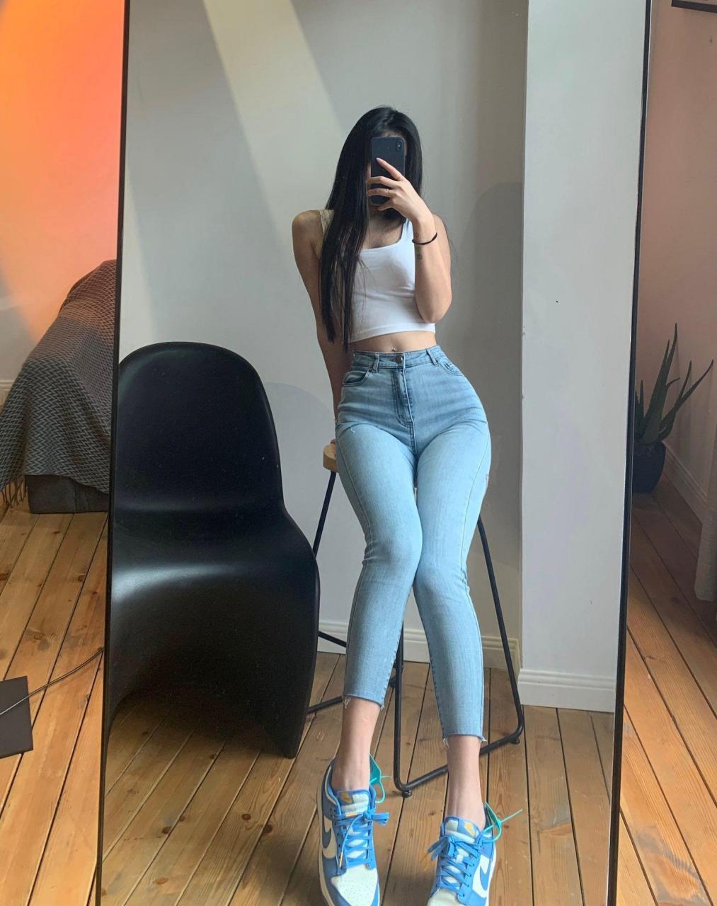 喜欢用手机挡住脸自拍的小姐姐们,拍出来的照片,个个都很性感