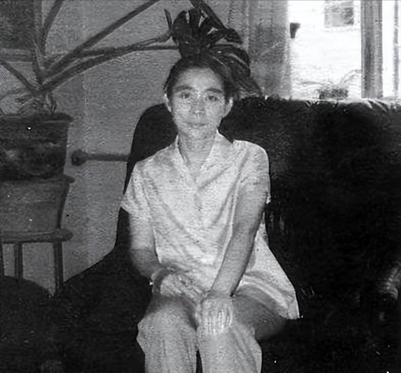 78岁的林豆豆头发花白,拄着拐杖,面容显得有些憔悴,她望着丈夫的遗体