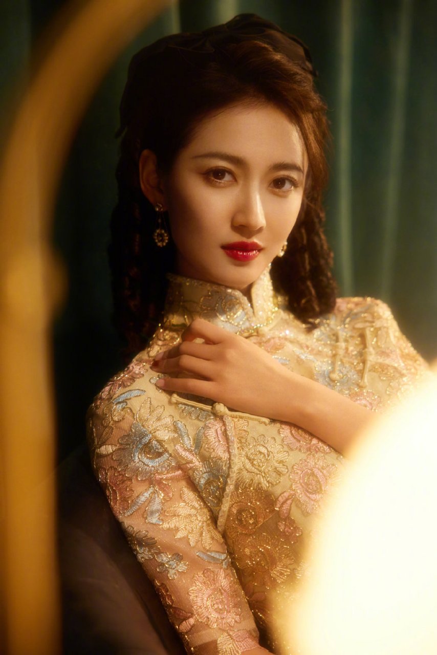 陈钰琪复古色调旗袍写真,一颦一笑尽显温婉气质