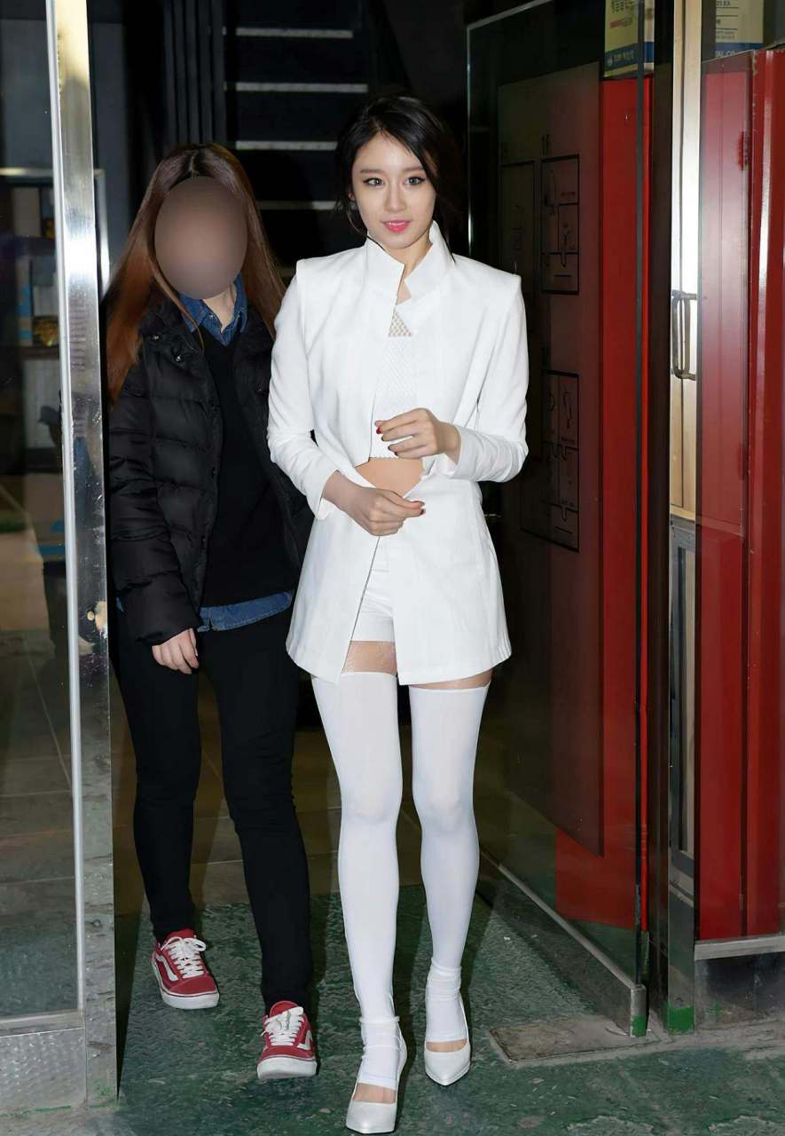 朴智妍真的挺自信,大腿长度的长筒袜,自然炫出纤细的小腹
