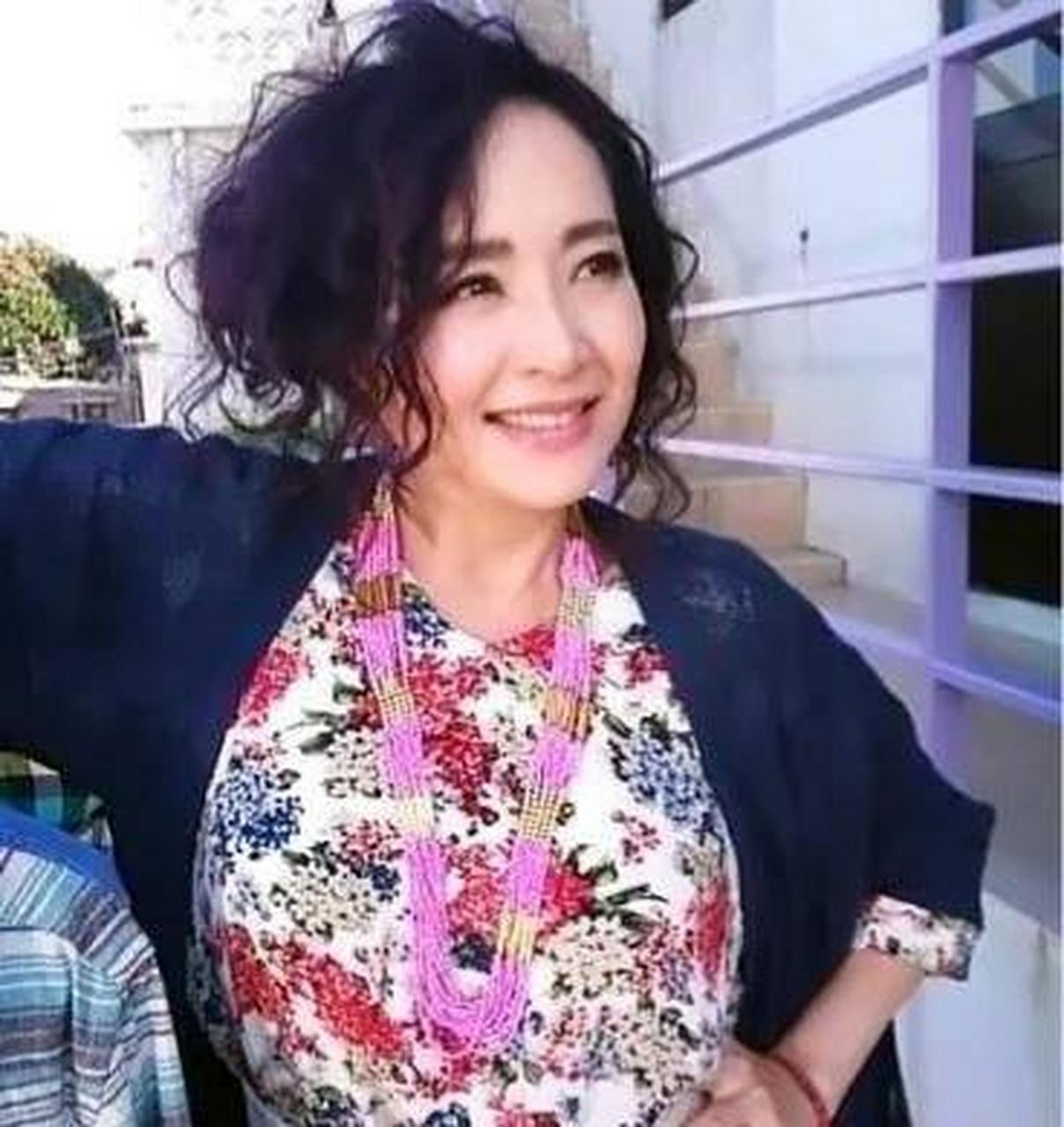 1984年,"苗翠花"恬妞与认识一个月的印尼富商叶聪豪结婚,结婚当晚