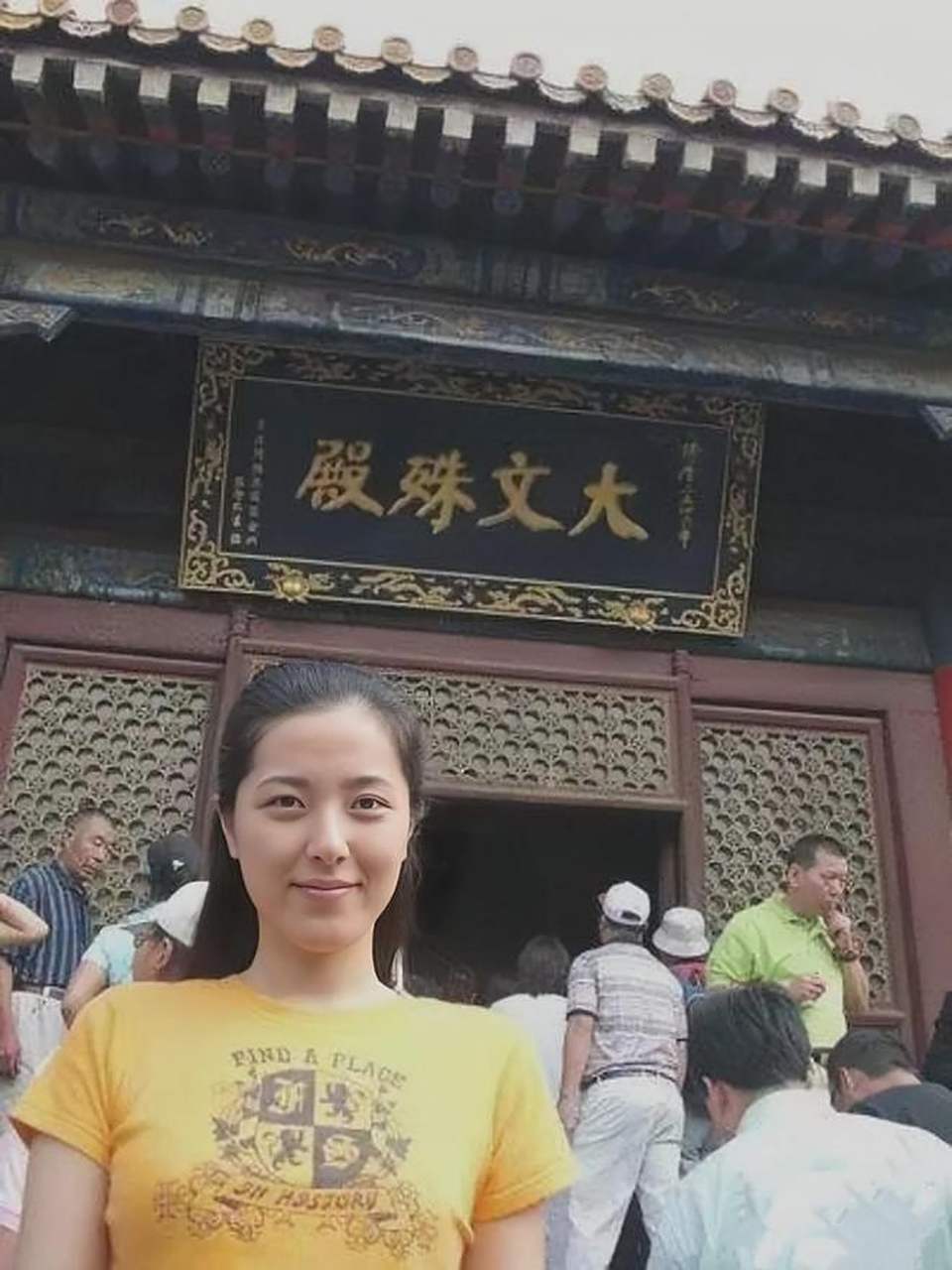 留影展现绝美风姿  曾黎年轻时是中央戏剧学院的一位学生,也是被誉为"