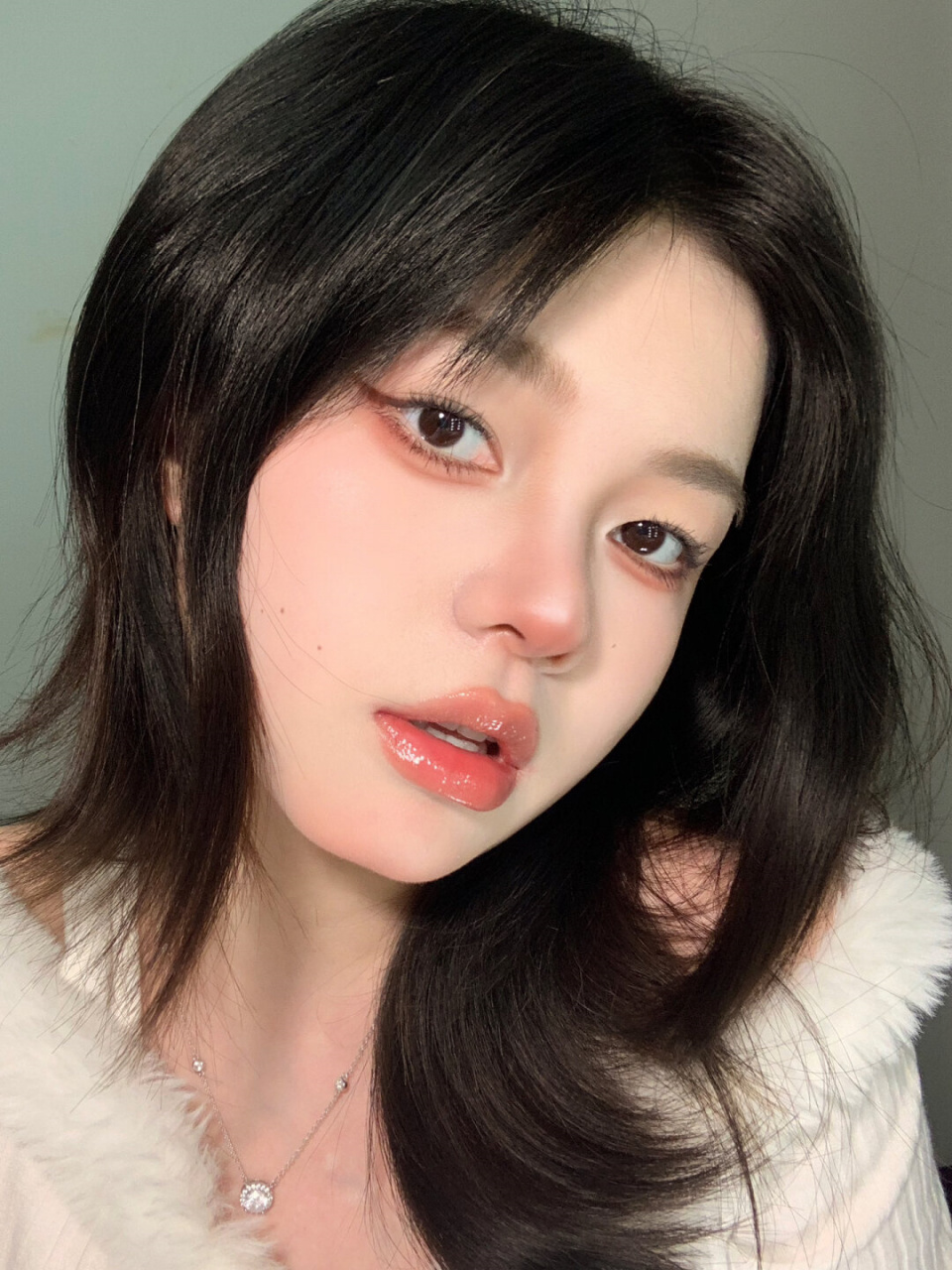 兔系眼妆是今年的热门款式,倒置眼妆和单眼皮的适配度非常高.