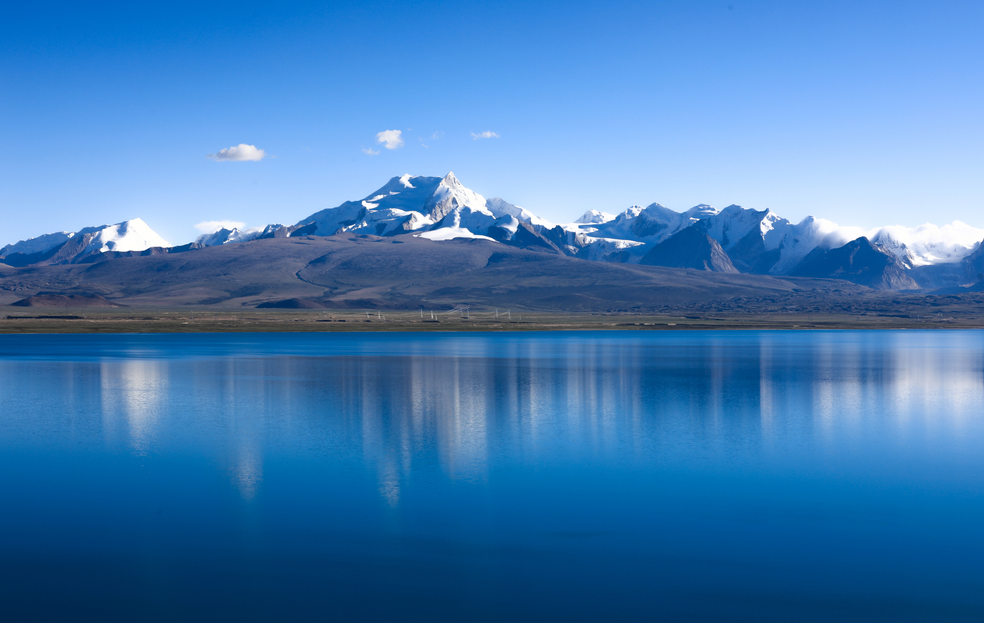 卫峰,天空的蓝与佩枯措的蓝,把中间的雪山都染成淡蓝色的了
