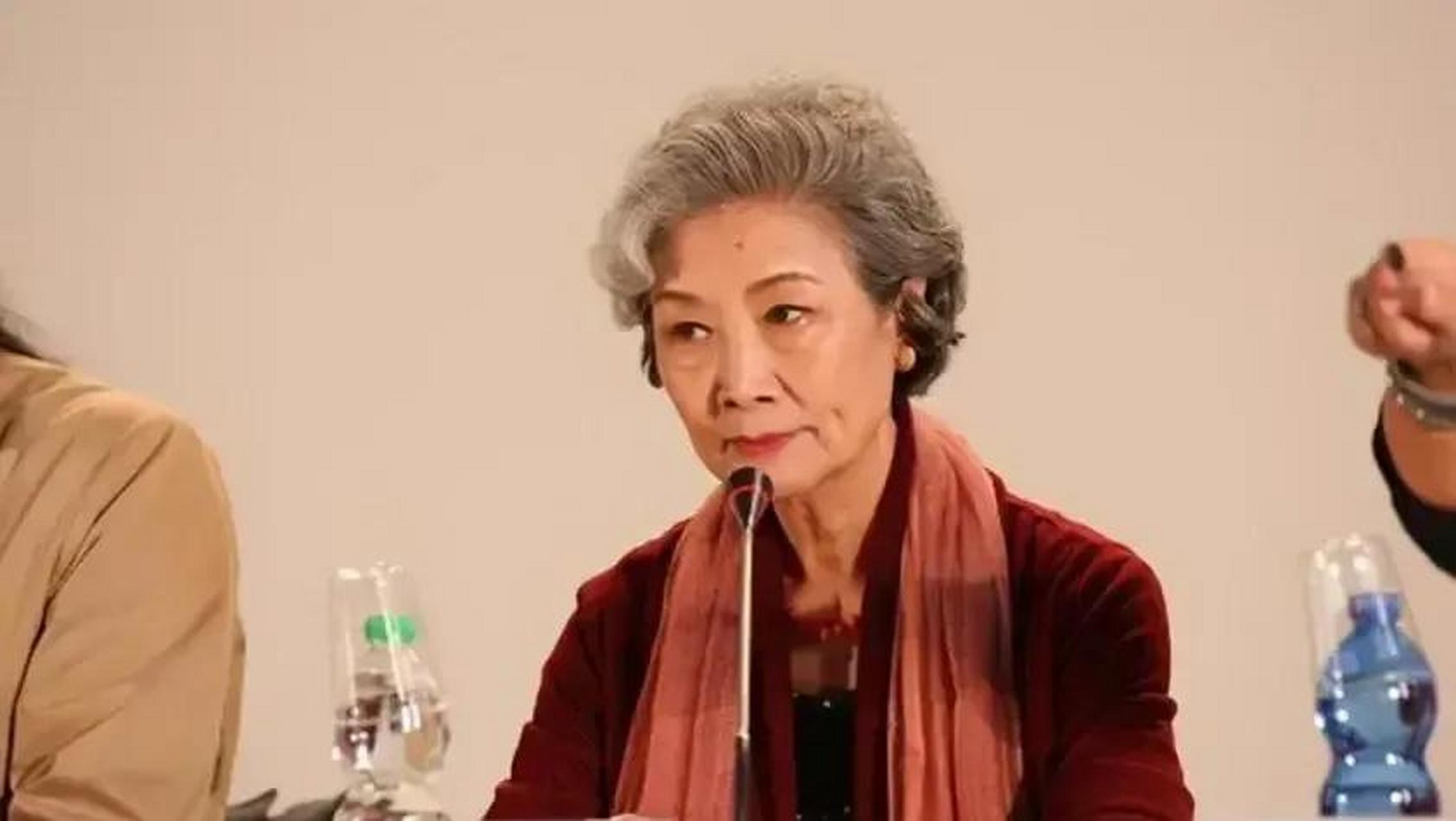 gif创作人# 著名演员吕中的全家福,儿子是导演,儿媳是影后,女儿是