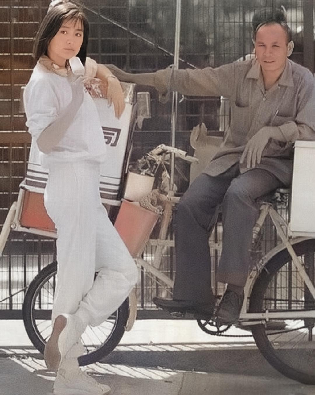 这是年轻时候林青霞的一张街拍照片,照片中林青霞留着齐肩长发,身穿一