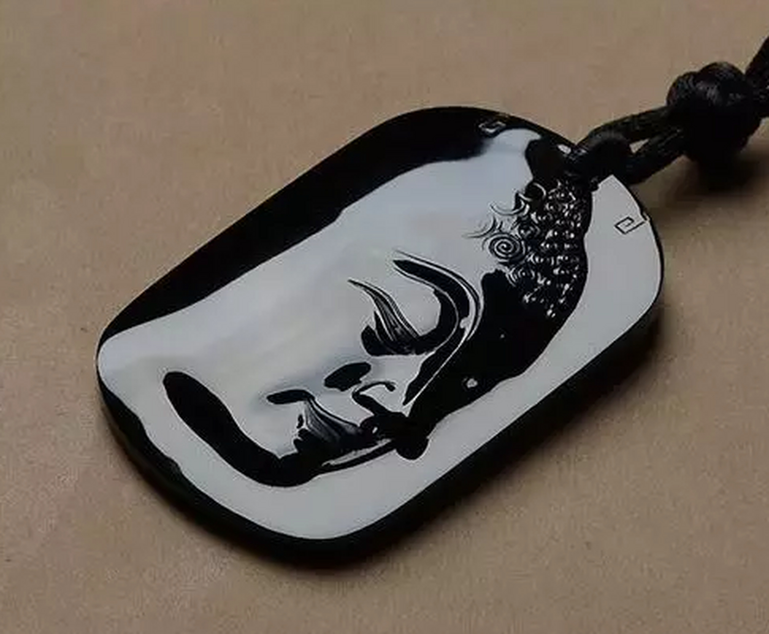 翡翠# #墨翠# 是翡翠中的一种,墨翠的主要矿物为绿辉石,含有少恋哪