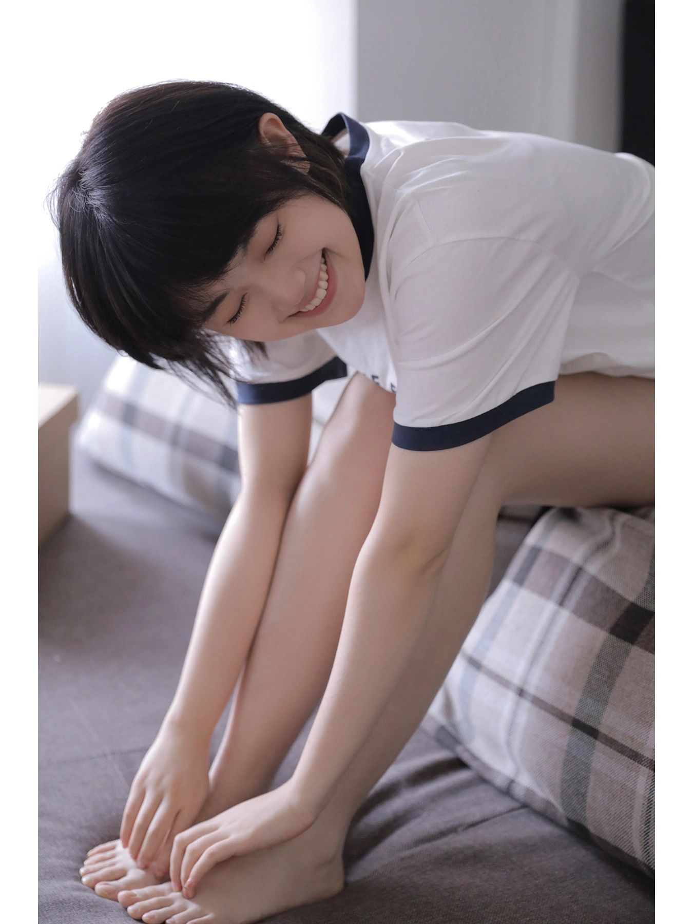 从冰箱里抽出一盒酸奶 冰凉醇厚的口感在口腔里散开