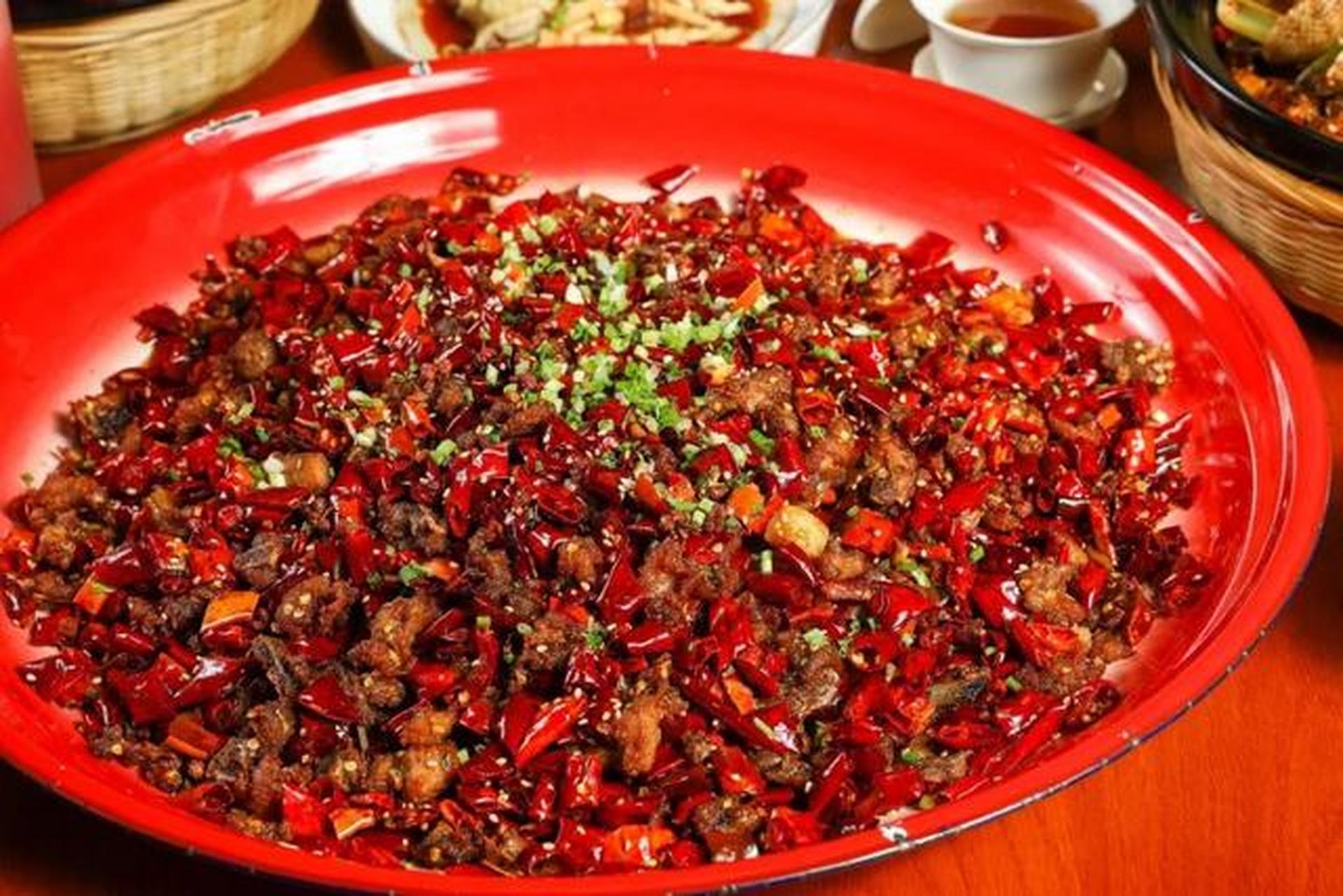 歌乐山辣子鸡,这个名字可能听的比较少,但是来重庆旅游的游客多多少少