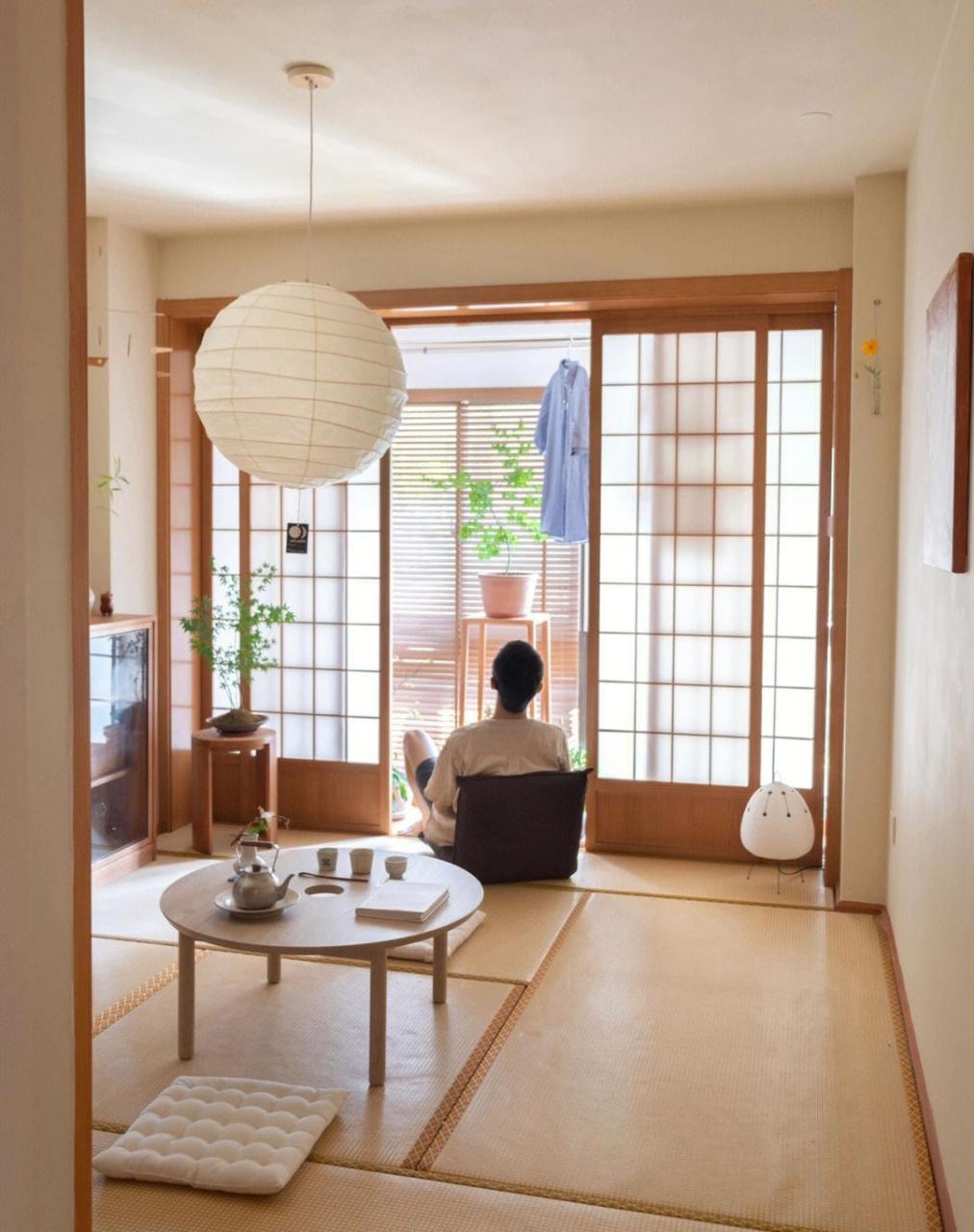 我家的榻榻米房有很好的氛围感, 一般都会放置一些素朴的插花,平日里