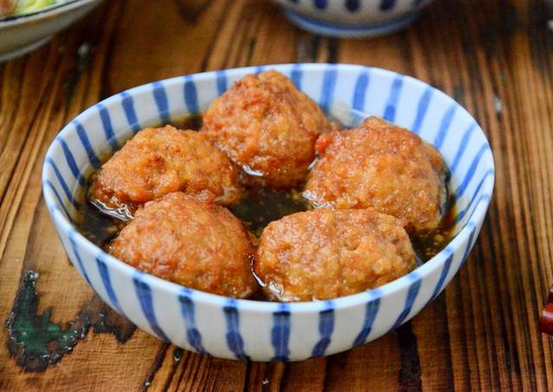 周五三人晚餐,三菜一汤,半小时上桌,红烧肉圆,香菇白菜肉片,肉末粉丝