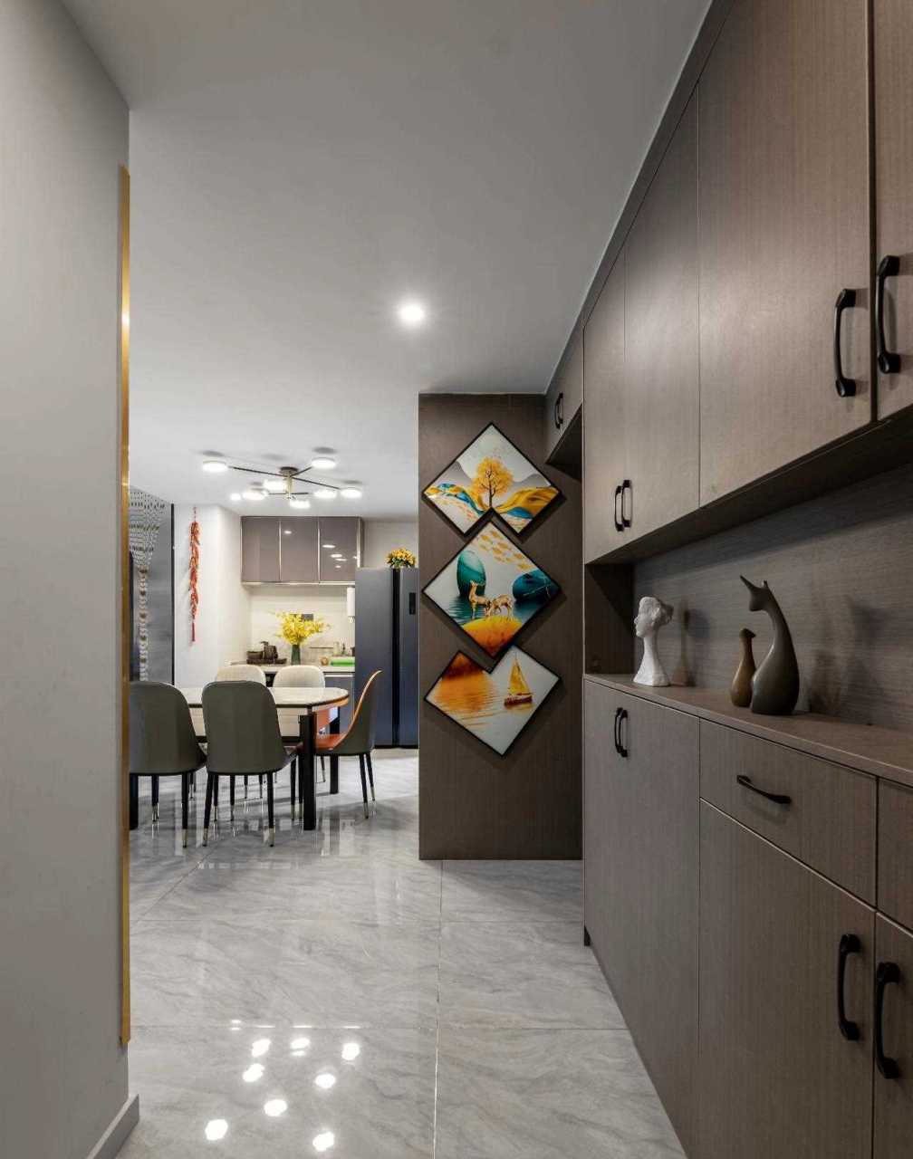 定制的大面积灰褐色玄关柜首先映入眼帘.