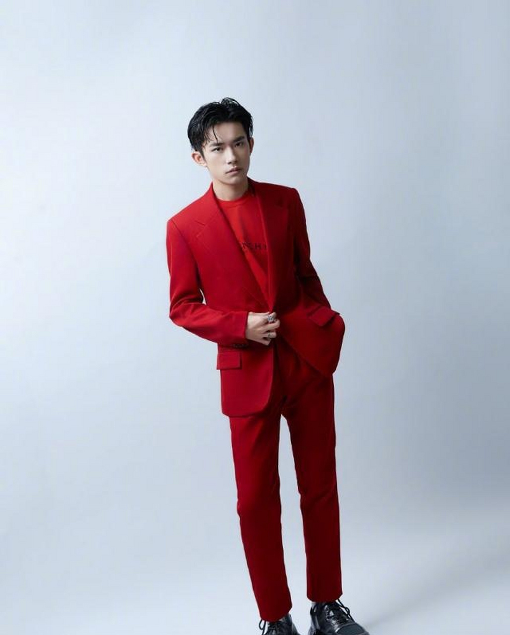 易烊千玺与奢侈品牌纪梵希解约,易烊千玺工作室发布声明,坚决坚持一个