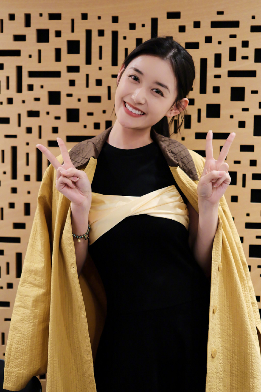 19日,有网友晒出在泰国偶遇蒋依依的照片.