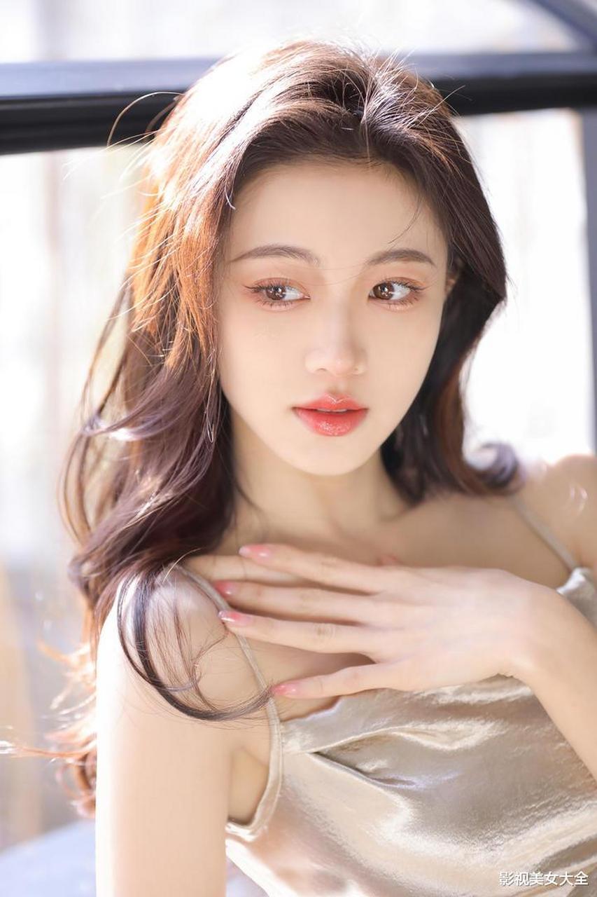 央视知名主持人杨茗茗,银色吊带连衣裙彰显身材,高颜值气质型美女