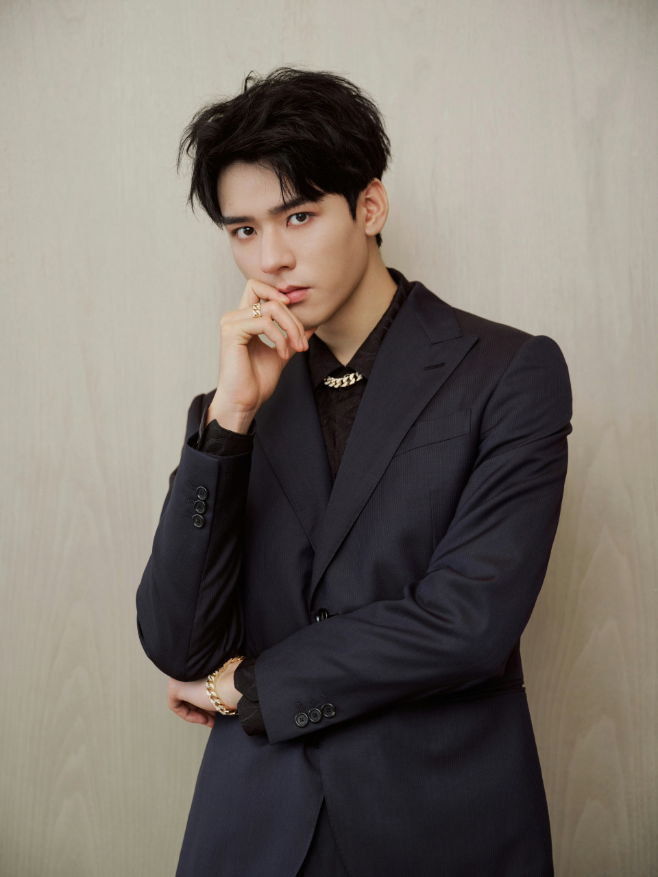 龚俊 x elle风尚大典活动穿搭 解析:一身纯黑色的西服套装,让我们看到