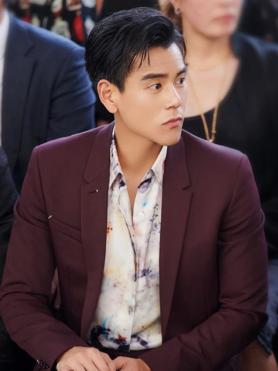 我宣布彭于晏 是西装天花板没有意见吧 不论是暗红色西服还是纯黑色