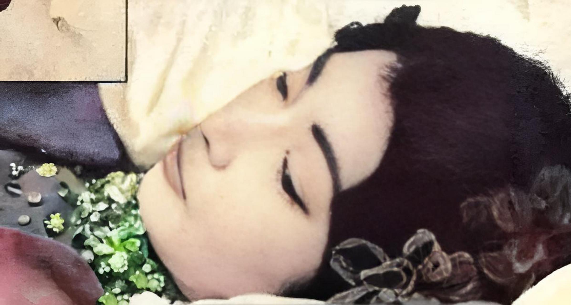 在1964年,林黛离开人世,留下了一张遗照,她在遗体中静谧地躺着,仿佛