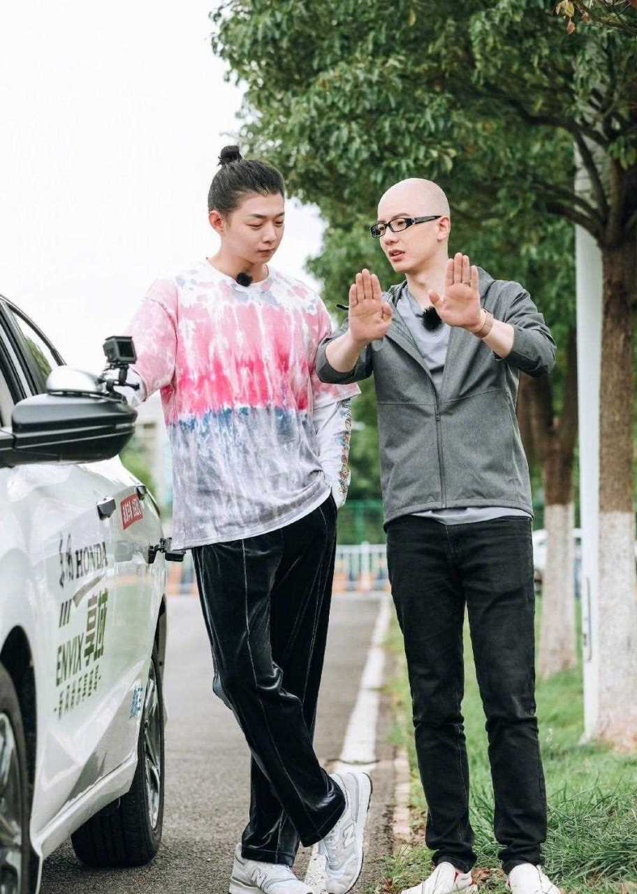 霍尊和平安一起上节目,私底下玩在一起,看得出两个关系很不错