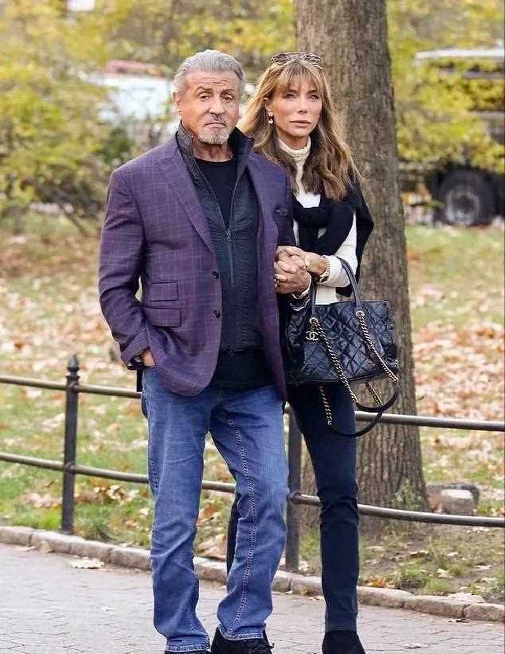 西尔维斯特·史泰龙和迷人的妻子珍妮弗·弗拉文在纽约中央公园散步