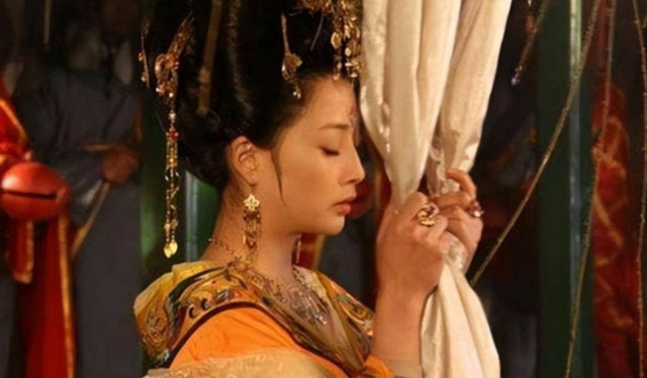 1127年,靖康之变,被俘虏的钦宗朱皇后,在行途中,找到一处野地解手时