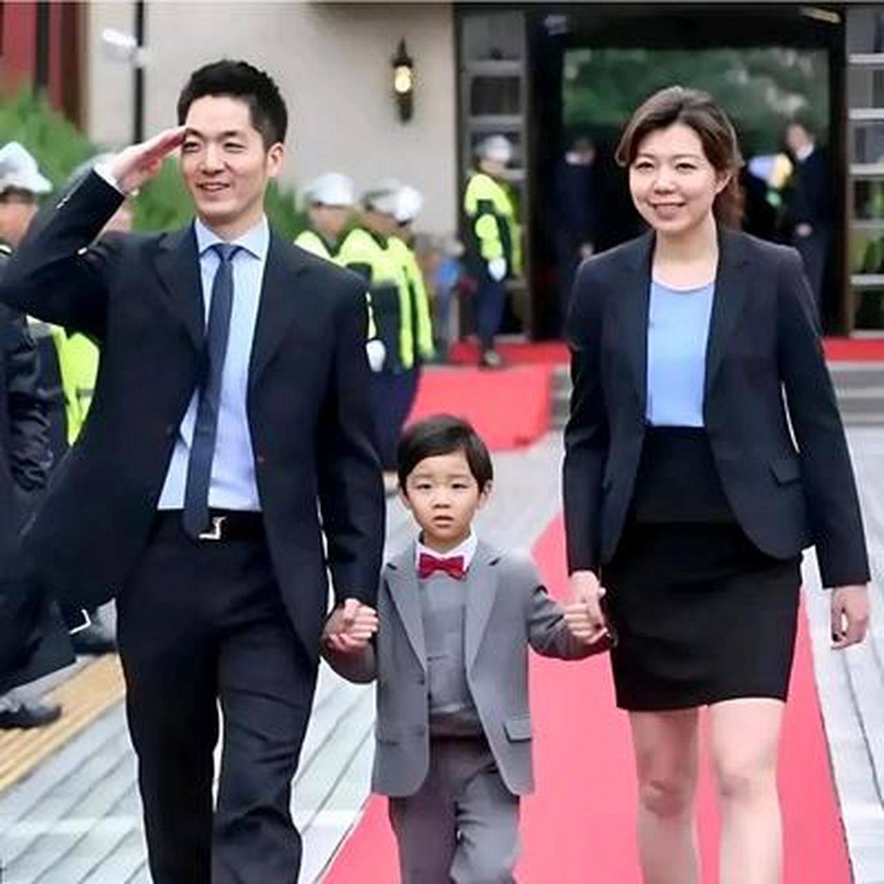 长相帅气的蒋万安与妻子石舫亘的珍贵画面,镜头前的蒋万安十分的帅气