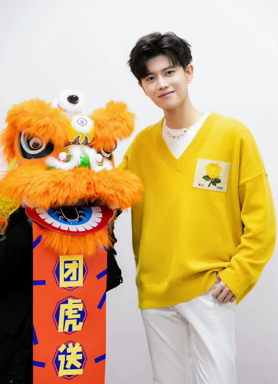 任嘉伦|暖冬黄    最新现场活动的一组写真,黄玫瑰图案的针织毛衣