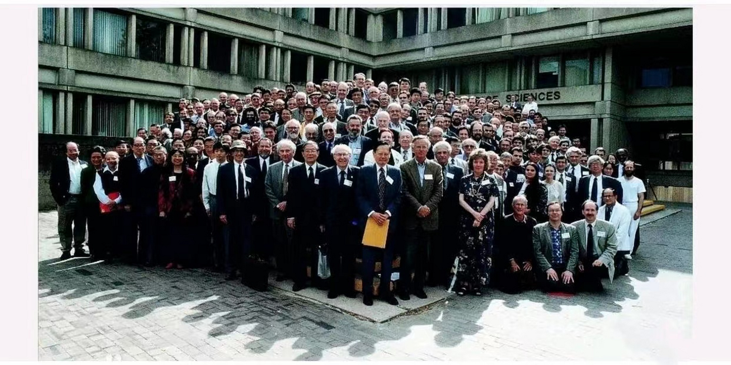 杨振宁在学术界的能力和地位还是杠杠滴,稳站世界c位