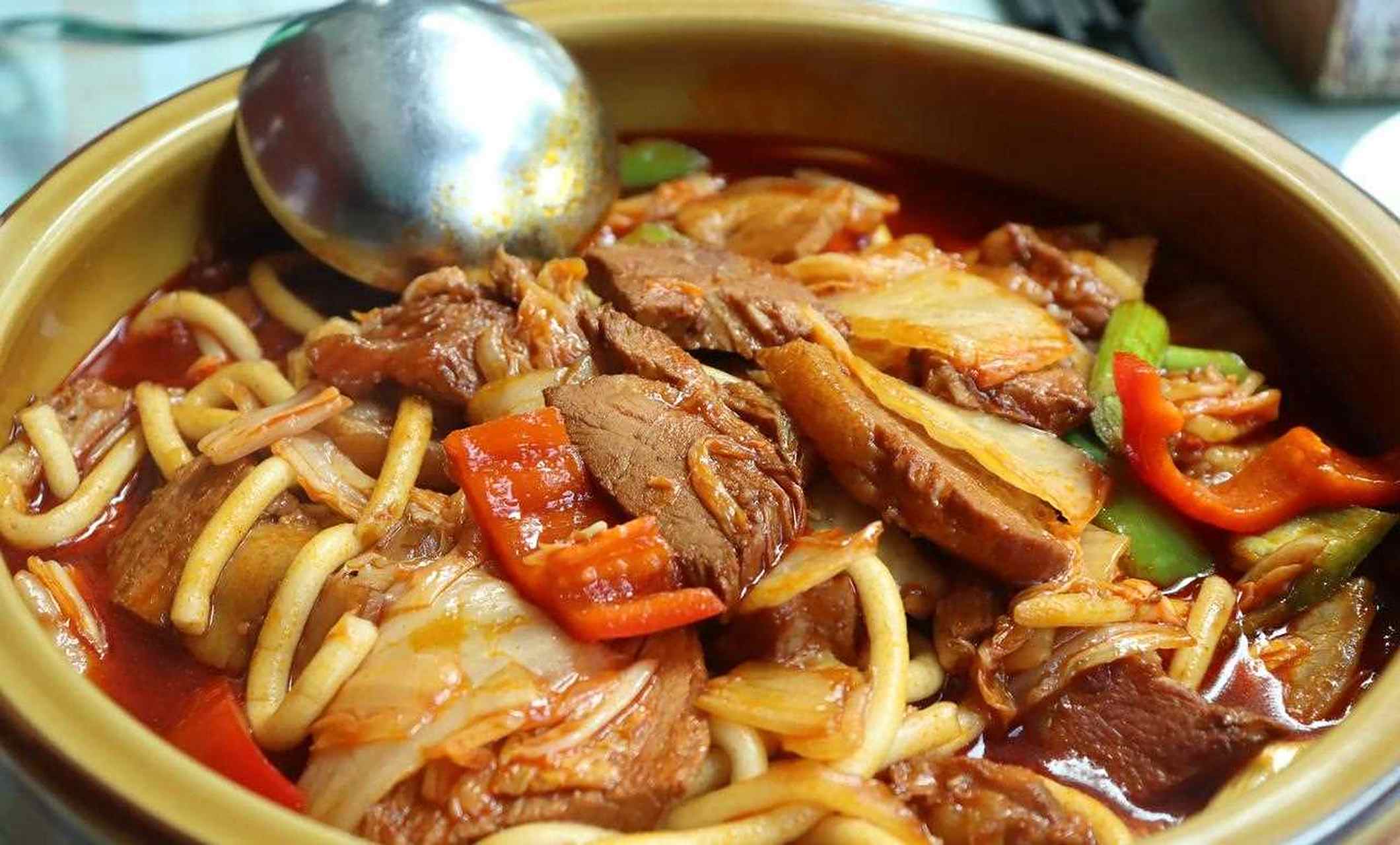 在甘肃白银市的景泰县,当地随处可见一种地方美食——酸烂肉.