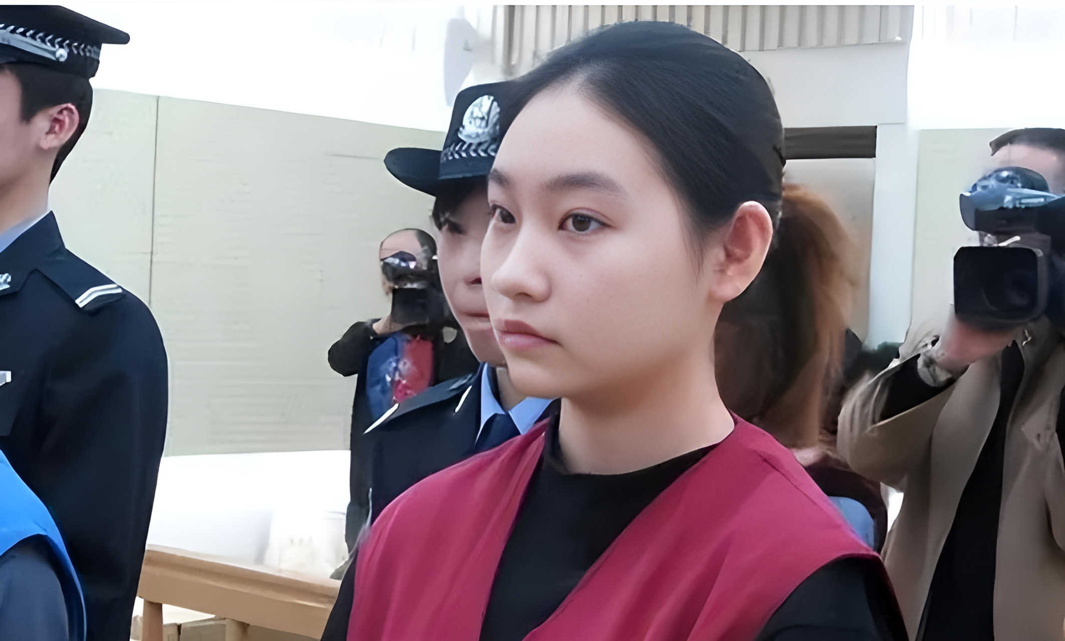 张笑是一名喜欢虚荣的北京女学生,为了满足她的金钱欲望,开始了模特