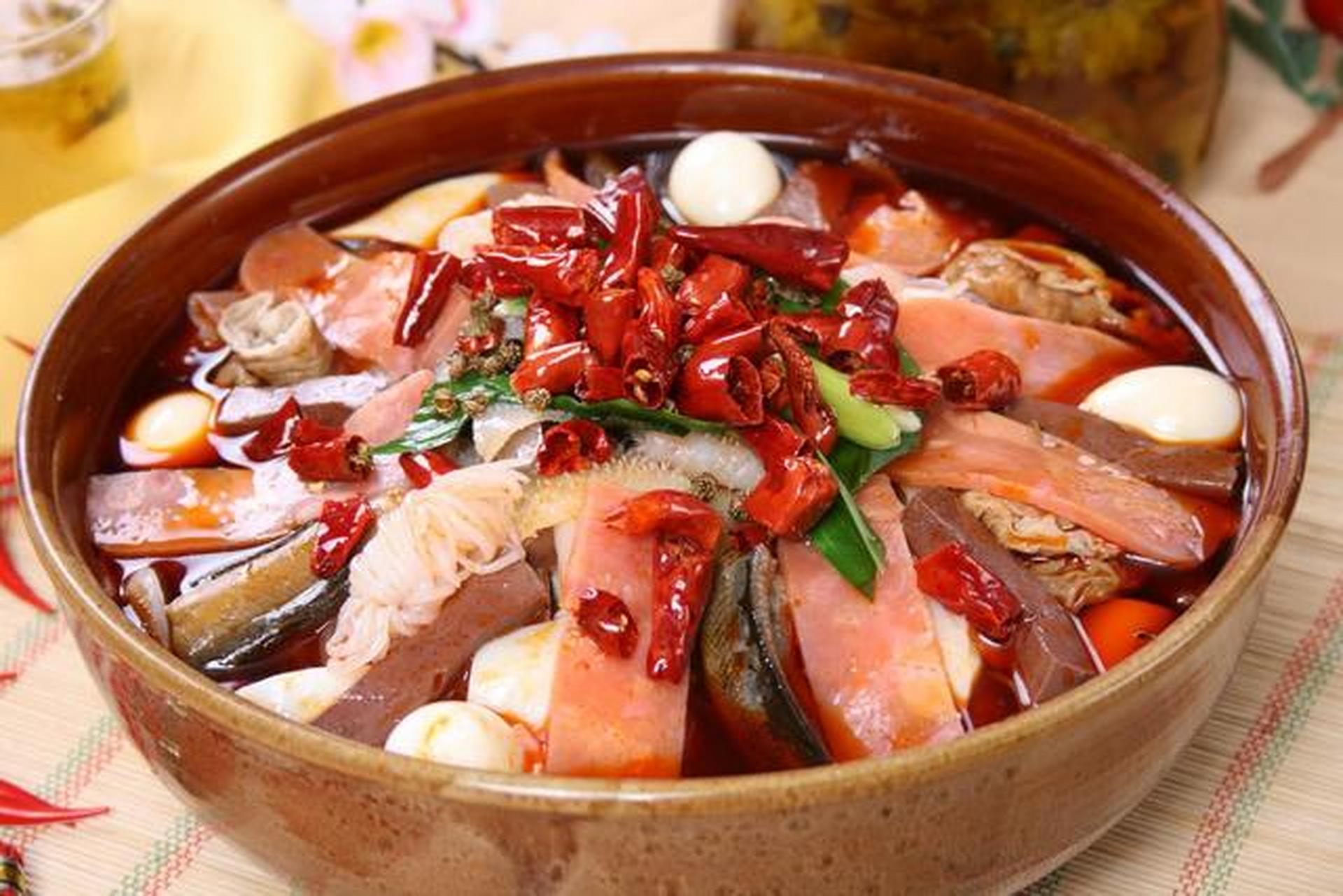 毛血旺是很受重庆人喜欢的一道菜,横行重庆美食界多年.