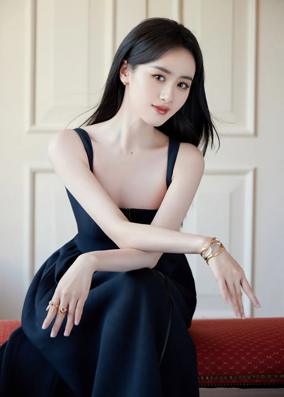 袁冰妍一袭黑色吊带长裙,尽显温柔优雅姿态,温婉又端庄