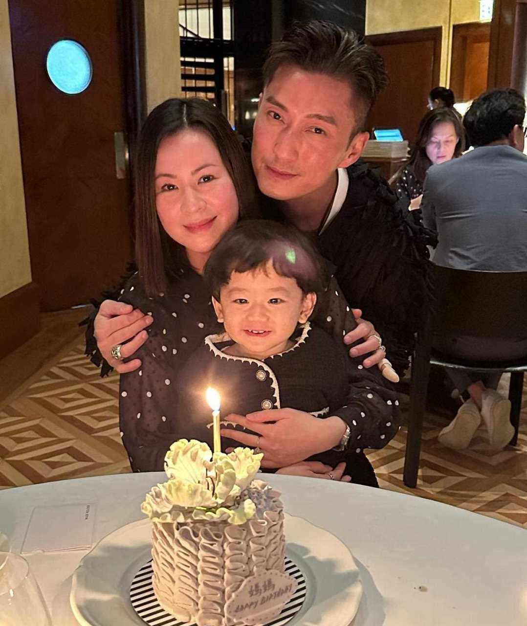 香港著名演员陈山聪为老婆庆祝生日,现在一家人过得很幸福,老婆也是长