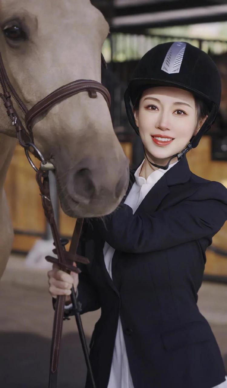 最美台球运动员潘晓婷和最美台球裁判王钟瑶 你觉得谁更好看?