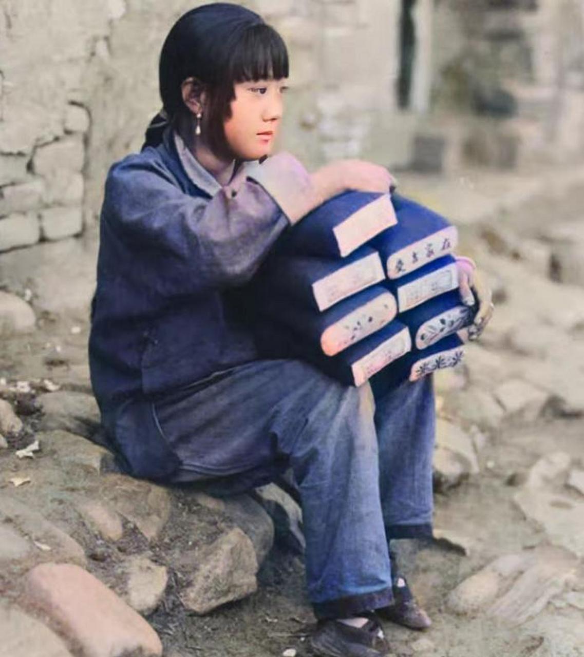 1925年,河北承德的街头,一个"三寸金莲"的小姑娘.