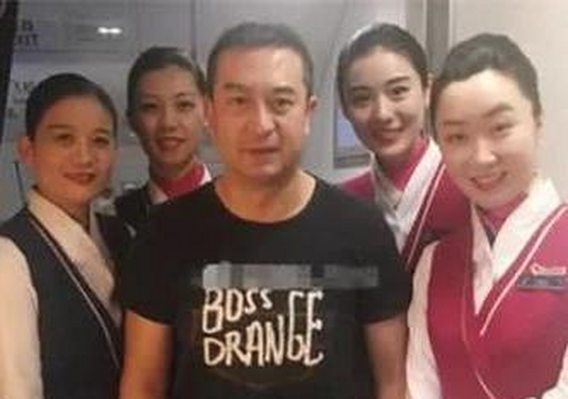 47岁张嘉译坐飞机被空姐发现,网友:真人和照片差距太大了吧!