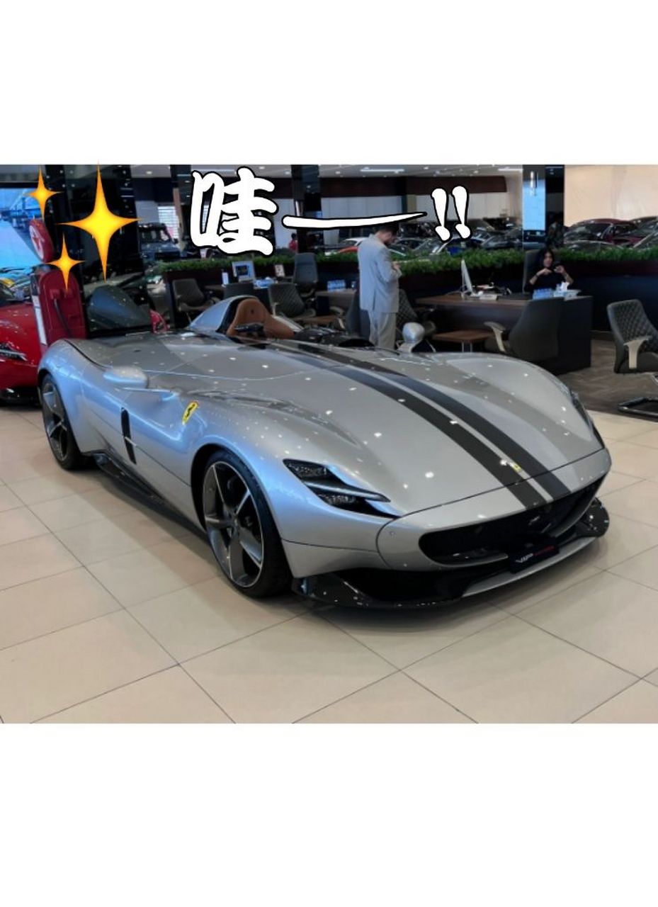 今天去参观了一下迪拜最顶的车行,各种神车,连护栏都没有,就这么摆在