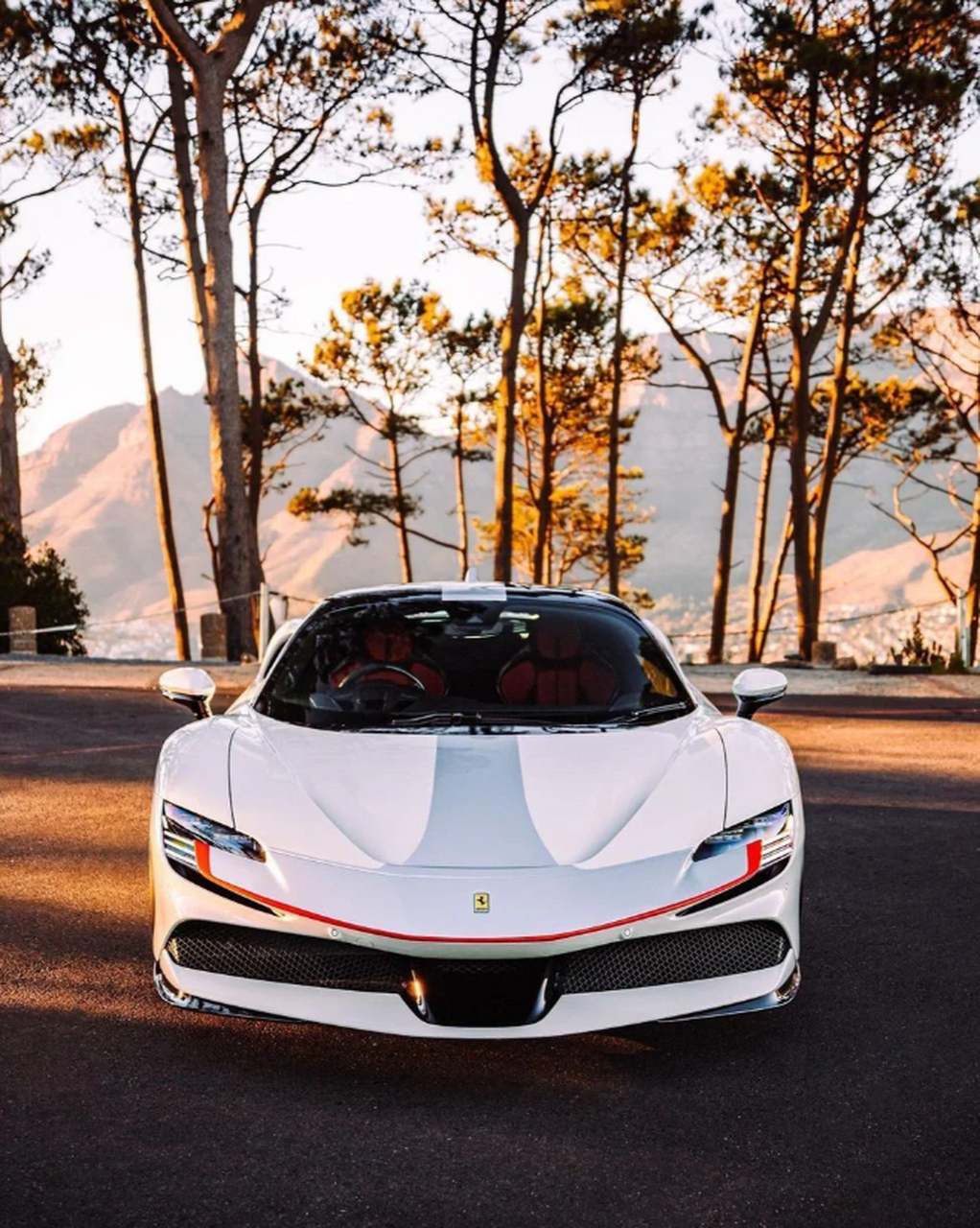 这款插电式混合动力跑车,拥有986马力,刷新了跑车世界的纪录.