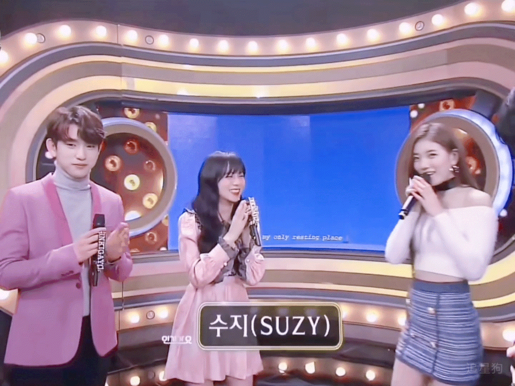 裴秀智和金智秀在同一张照片里,两位女生风格迥异,但都十分美丽!