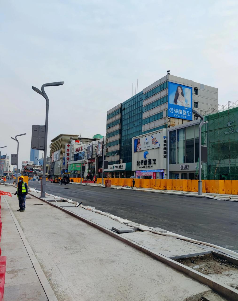 地点:天津塘沽金街步行街 现状:已经铺上柏油路了,部分路面已干,部分